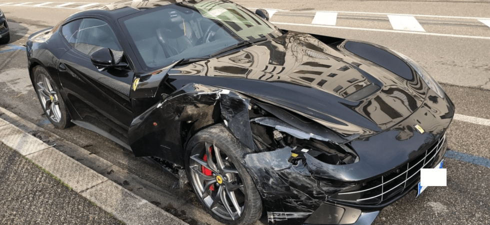 Notte di Capodanno, a Firenze imprenditore si schianta con la Ferrari contro 4 auto parcheggiate e scappa a piedi
