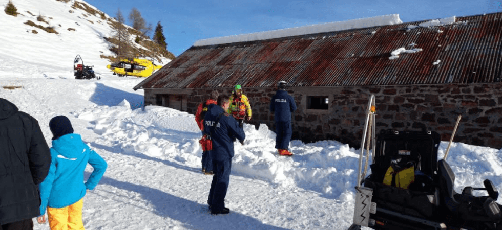 Un bimbo di 8 anni si avvicina alla malga per vedere gli animali ma la neve sul tetto gli crolla addosso e lo sommerge