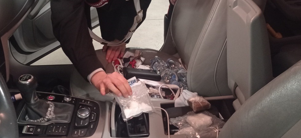 Nasconde cocaina e hashish nel "bracciolo" del sedile della sua auto: arrestato un uomo