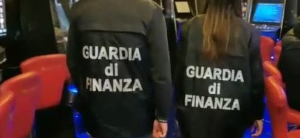 Slot machine accese fuori orario, blitz della finanza