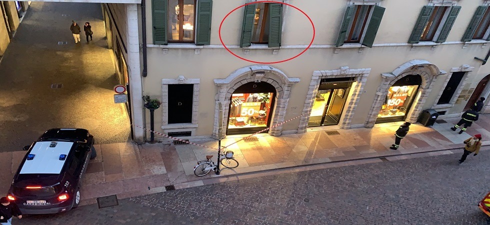 Scuri pericolanti per le raffiche di vento in città, vigili del fuoco in azione