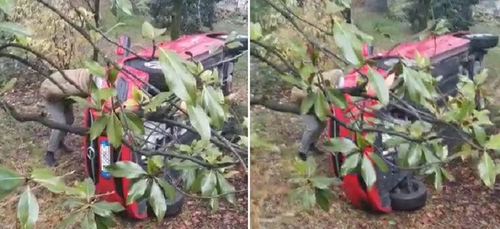 Sbaglia manovra uscendo di casa e l'auto si rovescia fuori strada: soccorsa una 91enne a Trento