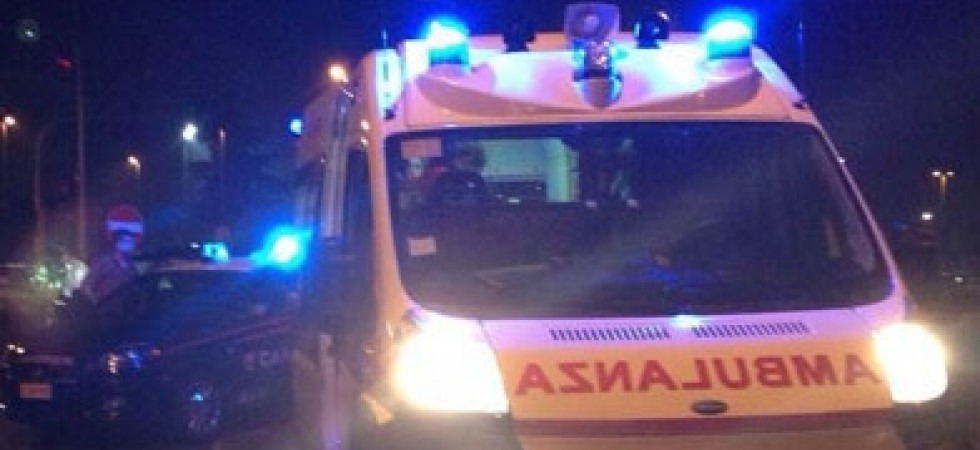 Travolto da un'auto in mezzo alla strada: muore un 36enne trascinato per metri sull'asfalto