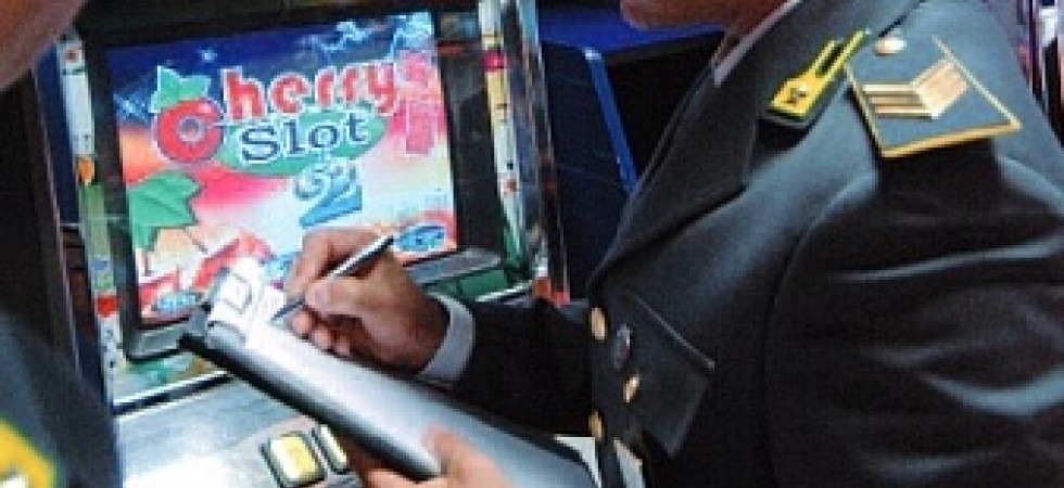 Slot machine sempre accese, i cittadini mandano la segnalazione alla Guardia di Finanza: due locali multati