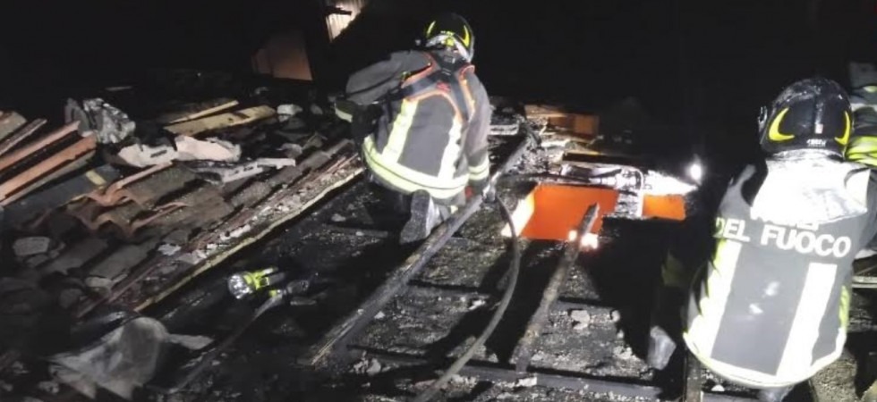 Incendio canna fumaria, a fuoco il tetto di una palazzina di due piani