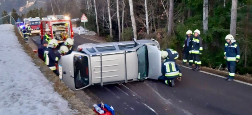 Perde il controllo del mezzo e l'auto si ribalta: una persona trasportata in ospedale