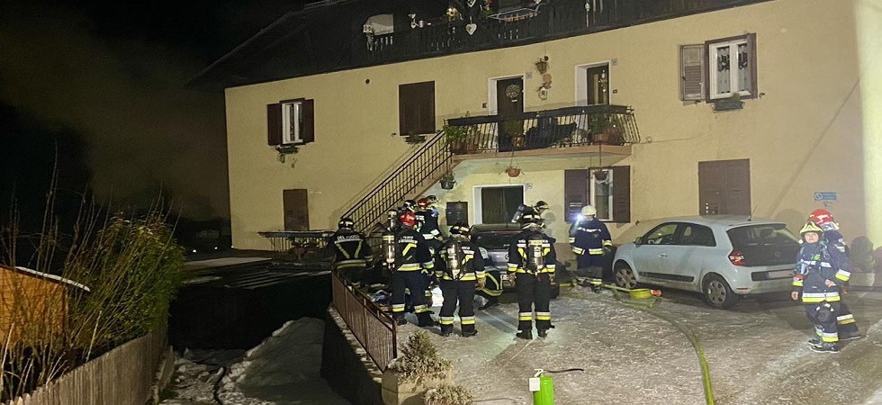 Paura nella notte, incendio in un'abitazione: una persona è stata trasportata in ospedale