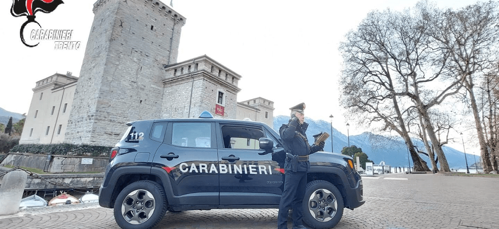 Ruba due portafogli e poi usa le carte di credito