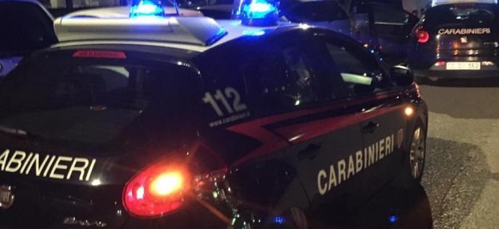 Scoppia la lite fuori dal bar, poi colpisce la rivale con un coltello: una donna ricoverata in pericolo di vita