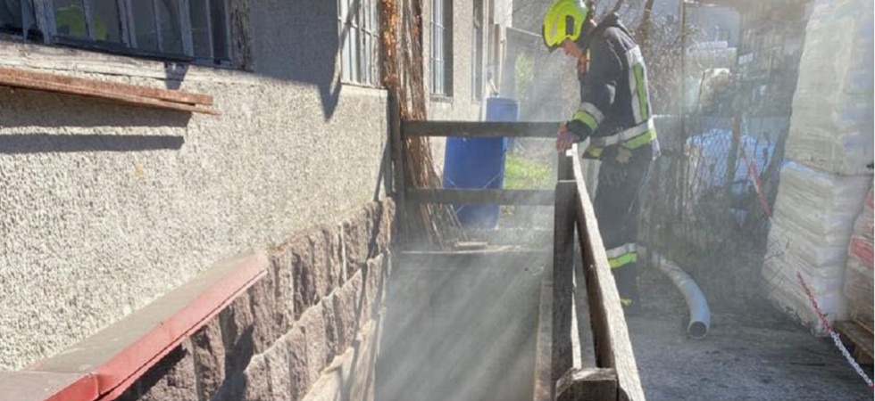 Il fumo e le fiamme da una cantina, intervento dei vigili del fuoco per spegnere un incendio