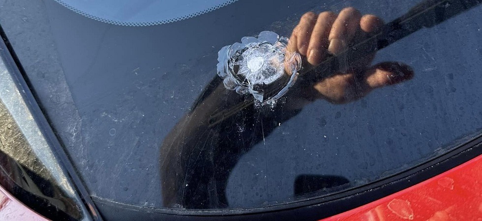 Lanciano sassi dal cavalcavia contro il Suv poi fuggono in motorino: fermati 3 minorenni