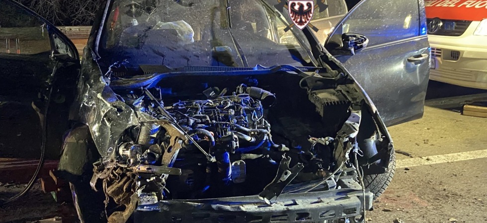 Perde il controllo dell'auto ed esce di strada: vigili del fuoco al lavoro con le pinze idrauliche nella notte