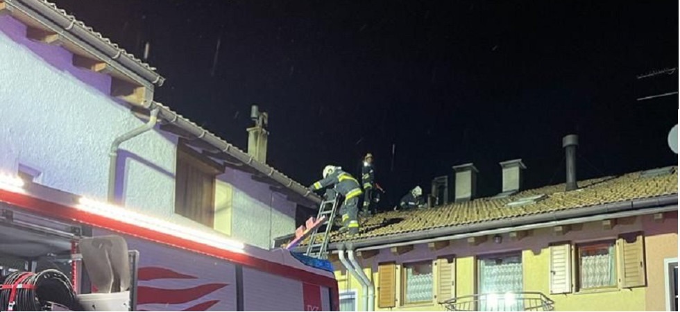 Brucia il tetto di un'abitazione, le fiamme partite dal camino