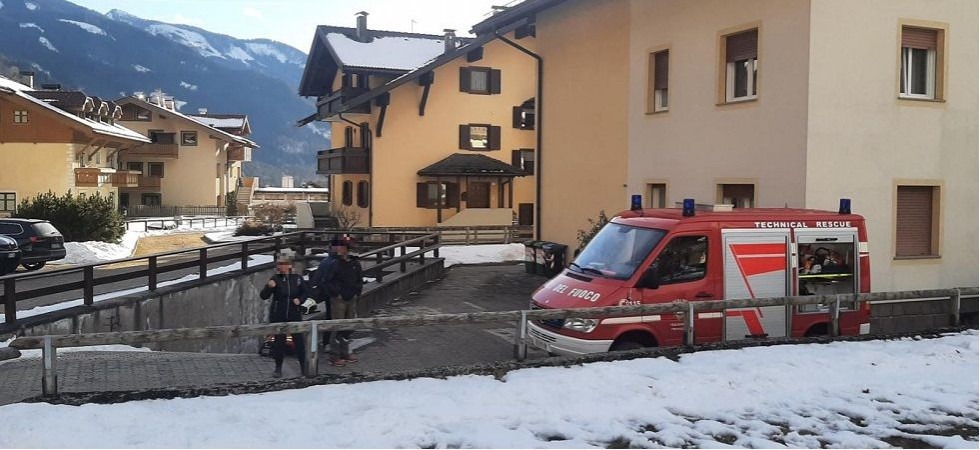 Viene travolta e schiacciata dall'auto contro il portone del garage