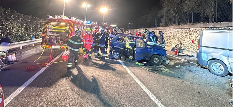 Violentissimo frontale tra un'auto e un furgone, un conducente resta incastrato tra le lamiere del mezzo