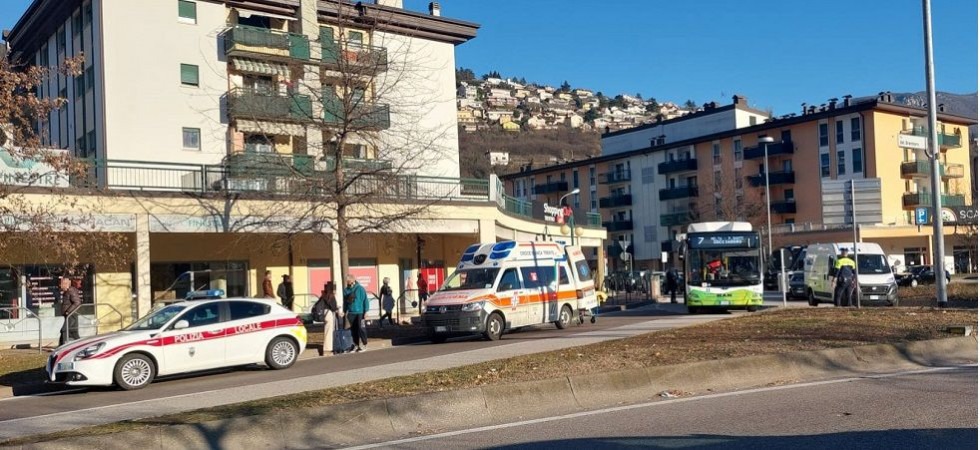 Un bus viene centrato da un furgone, i passeggeri finiscono a terra