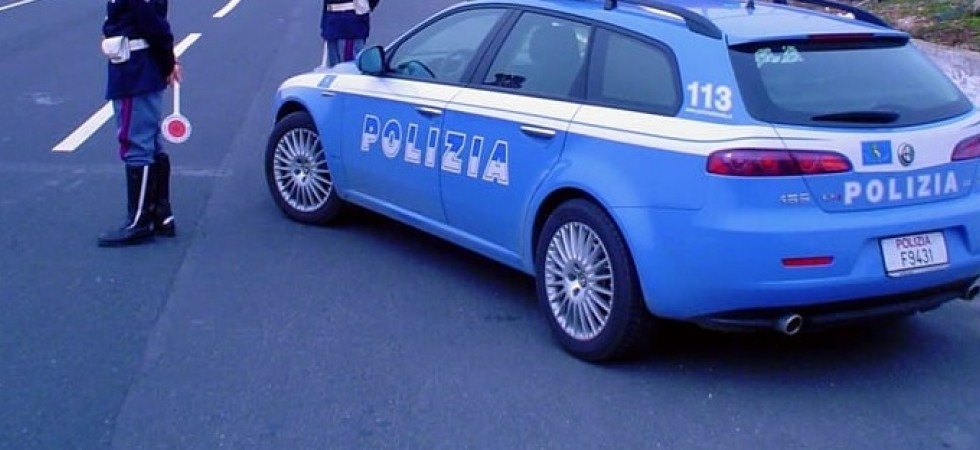 Fermato dalla polizia in A22 e sotto il sedile del furgone ha 487 mila euro: Non ne so nulla''