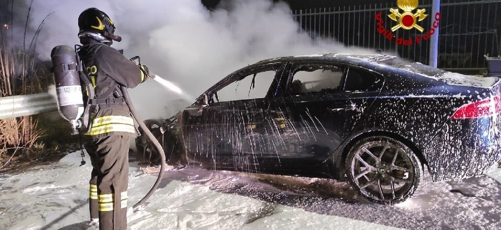 La preziosa Jaguar va a fuoco: l’auto completamente distrutta dall’incendio