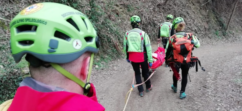 Cade con la mountain bike e rovina al suolo sbattendo violentemente il volto: recuperato un 62enne dal soccorso alpino