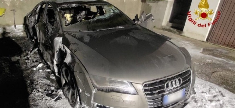 Divorata dalle fiamme nella notte un'Audi coupè: sul posto i vigili del fuoco