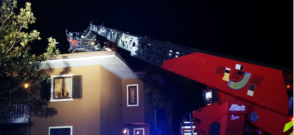 Allarme per un camino in fiamme, accorrono i vigili del fuoco