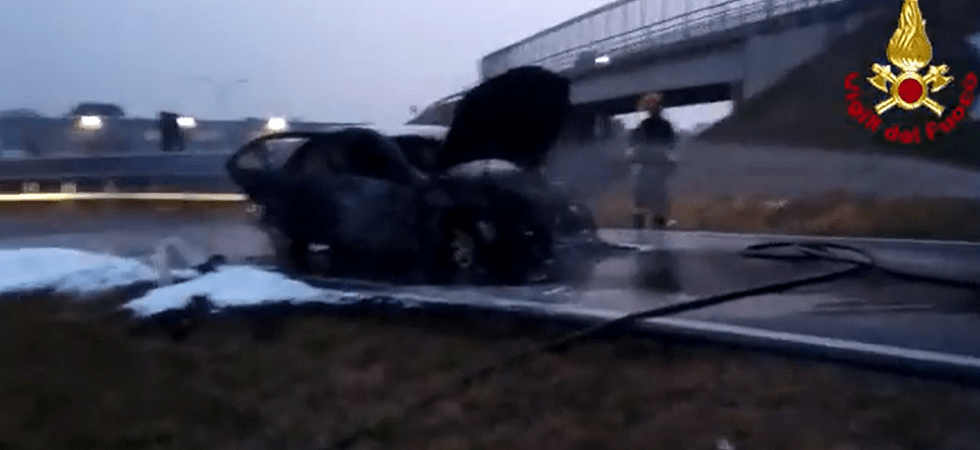 In fiamme un'auto sulla Ss47 della Valsugana: completamente distrutto il mezzo