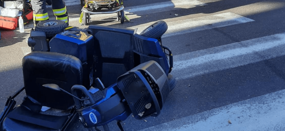 Ottantenne disabile investito da un'auto mentre attraversa con la sua carrozzina
