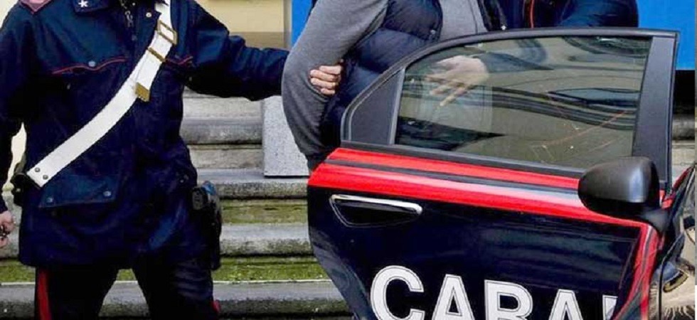 I carabinieri gli trovano in casa una bomba a mano inesplosa, 77enne arrestato