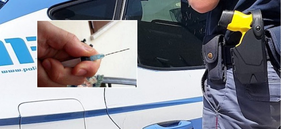 Insulta i poliziotti e li minaccia con una siringa, 56enne bloccato con il taser