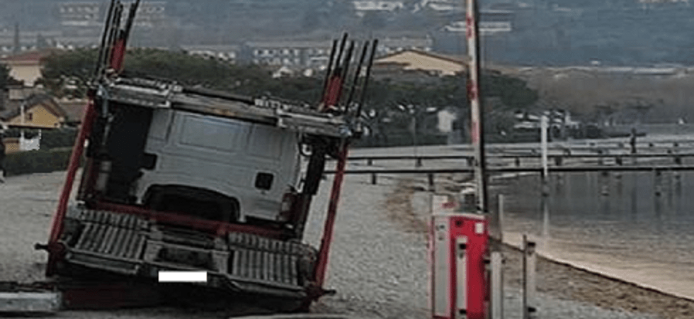 Il camion bisarca finisce sulla spiaggia e rimane bloccato: interviene un altro mezzo pesante per riportarlo sulla strada