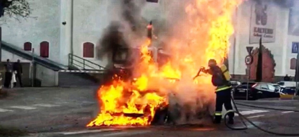 Le fiamme distruggono l'auto, momenti di paura per il guidatore che riesce a mettersi in salvo