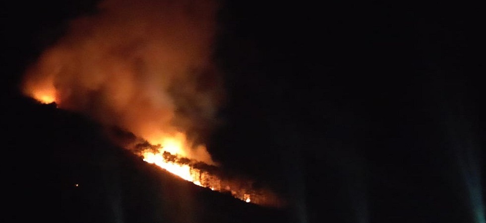 Incendio di Sarche, nella notte il bosco ha continuato a bruciare