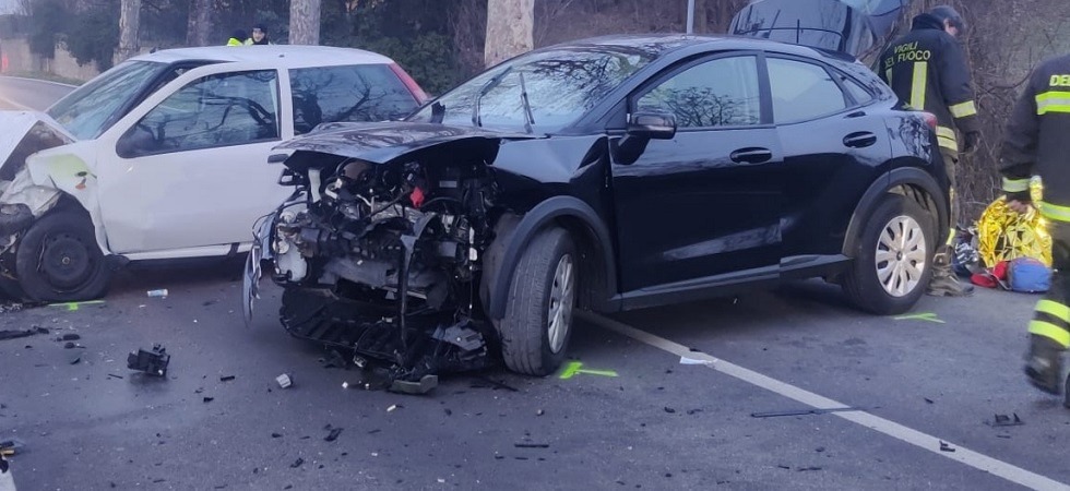 Violento scontro fra due auto, tre persone coinvolte trasportate in ospedale