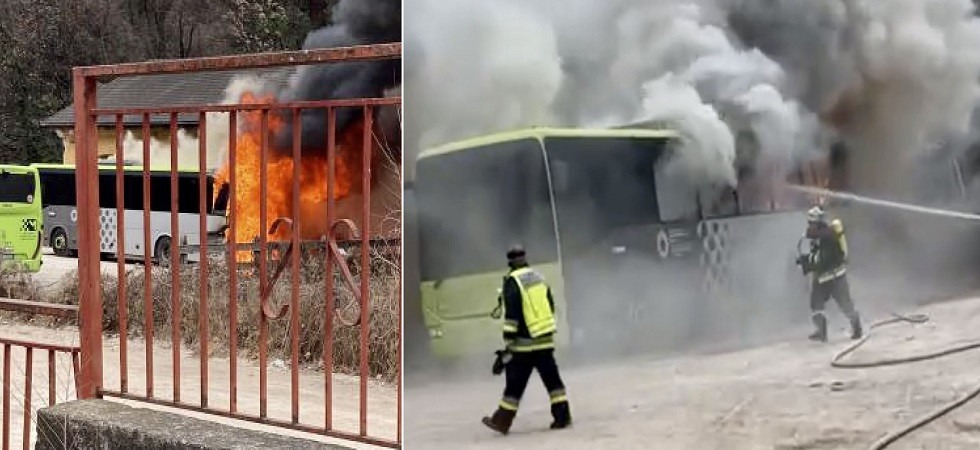 Le fiamme avvolgono e distruggono un autobus, vigili del fuoco in azione