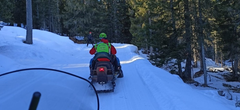 Foto d'archivio Ha un malore mentre passeggia con un amico in montagna, salvato dai soccorritori