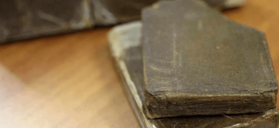 Dietro la lavatrice una sfilza di panetti di hashish
