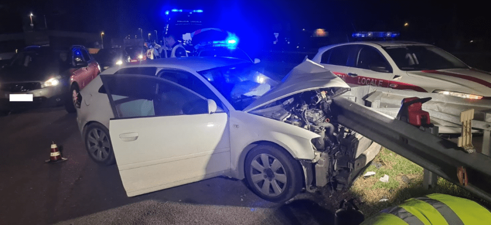 Perde il controllo dell'auto e finisce contro il guardrail che trapassa il cofano