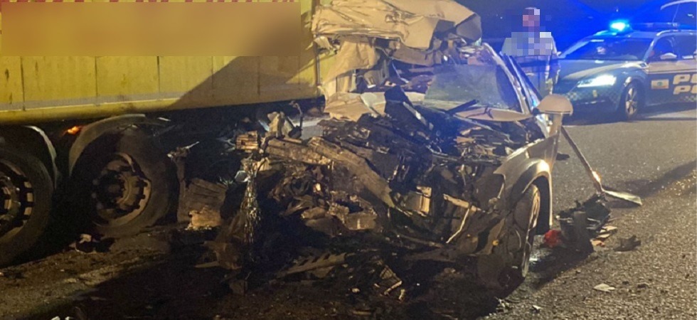 Tremendo incidente in A22, un'auto si è schiantata contro un camion