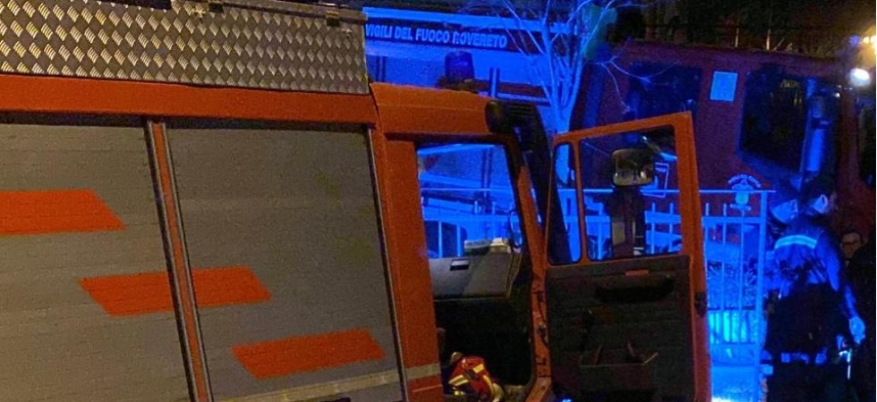 Allarme incendio in un appartamento, vigili del fuoco di Trambileno e Rovereto in azione