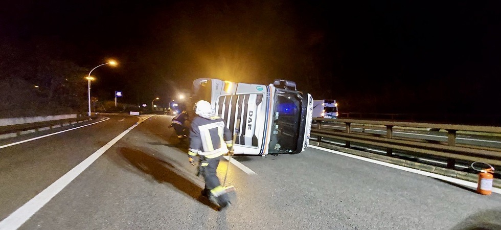 Paura in A22, un mezzo pesante si è ribaltato