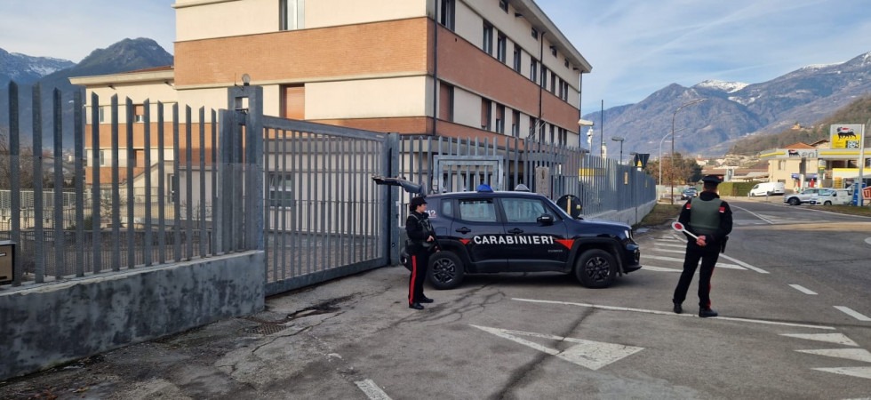 Picchiata dall'ex marito e dai suoi fratelli davanti ai figli