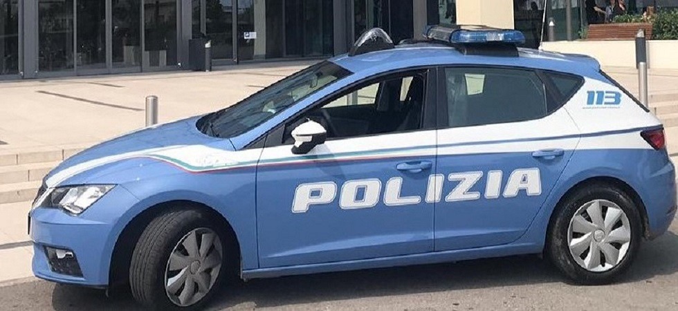 Rubano vestiti e se li dividono sui divanetti del centro commerciale per poi aggredire la vigilanza