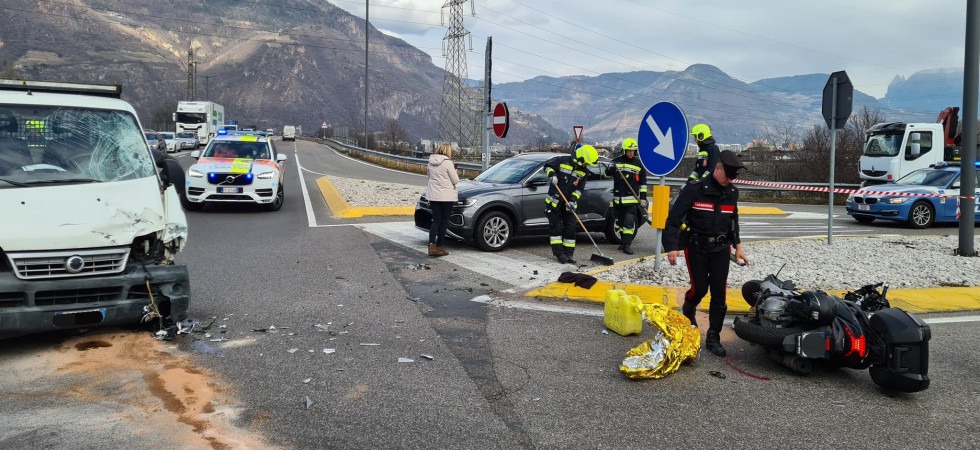 Violento schianto tra uno scooter ed un furgone sulla Mebo: in ospedale il conducente del mezzo a due ruote
