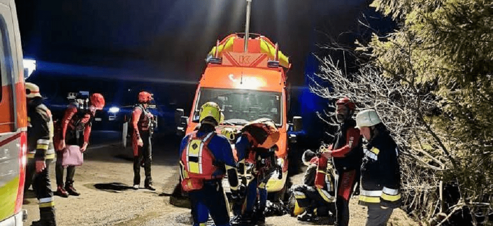 Scivolano dal ripido argine e rischiano di cadere nel torrente gelato: l’intervento dei vigili del fuoco