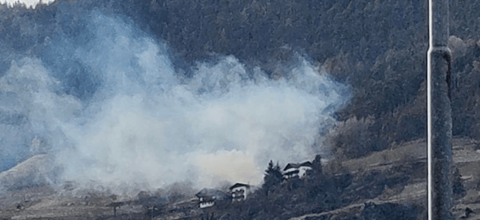 Brucia il deposito di legname di un maso e nell'area si alza un'alta colonna di fumo: ore di lavoro per i vigili del fuoco