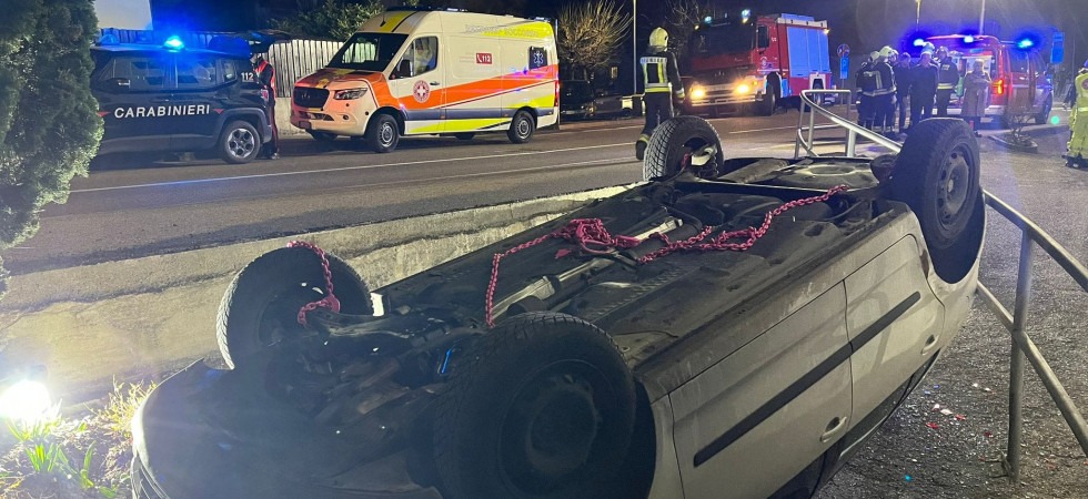Perde il controllo dell'auto, sfonda la ringhiera del marciapiede e si ribalta, momenti di paura per un uomo