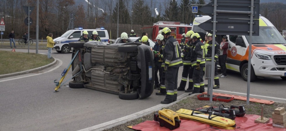 Schianto in rotatoria tra due veicoli: un'auto si rovescia sull'asfalto