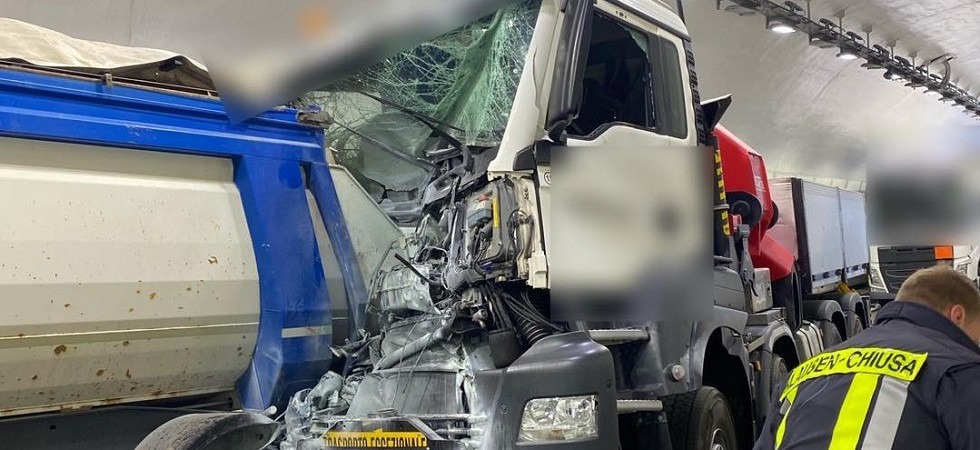 Tamponamento nel tunnel dell’A22 fra due mezzi pesanti: il conducente trasportato in ospedale