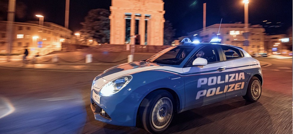 Litigano all'interno di un locale e spunta un coltello, una persona prende a calci e spintoni anche i poliziotti