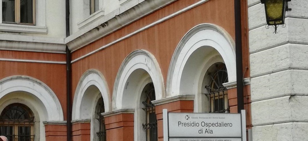 Allarme incendio al presidio ospedaliero, intervengono 4 corpi dei vigili del fuoco della Vallagarina per gestire l'emergenza
